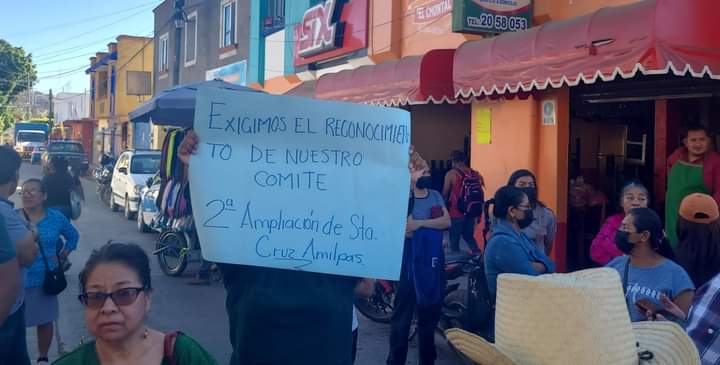 CapitalOax's tweet photo. 😐Habitantes de Llano Verde y Segunda Ampliación de Santa Cruz Amilpas bloquean Avenida Ferrocarril en la exigencia de respeto a sus comités nombrados por asamblea.

#Oaxaca https://t.co/tx1x4KiWsj