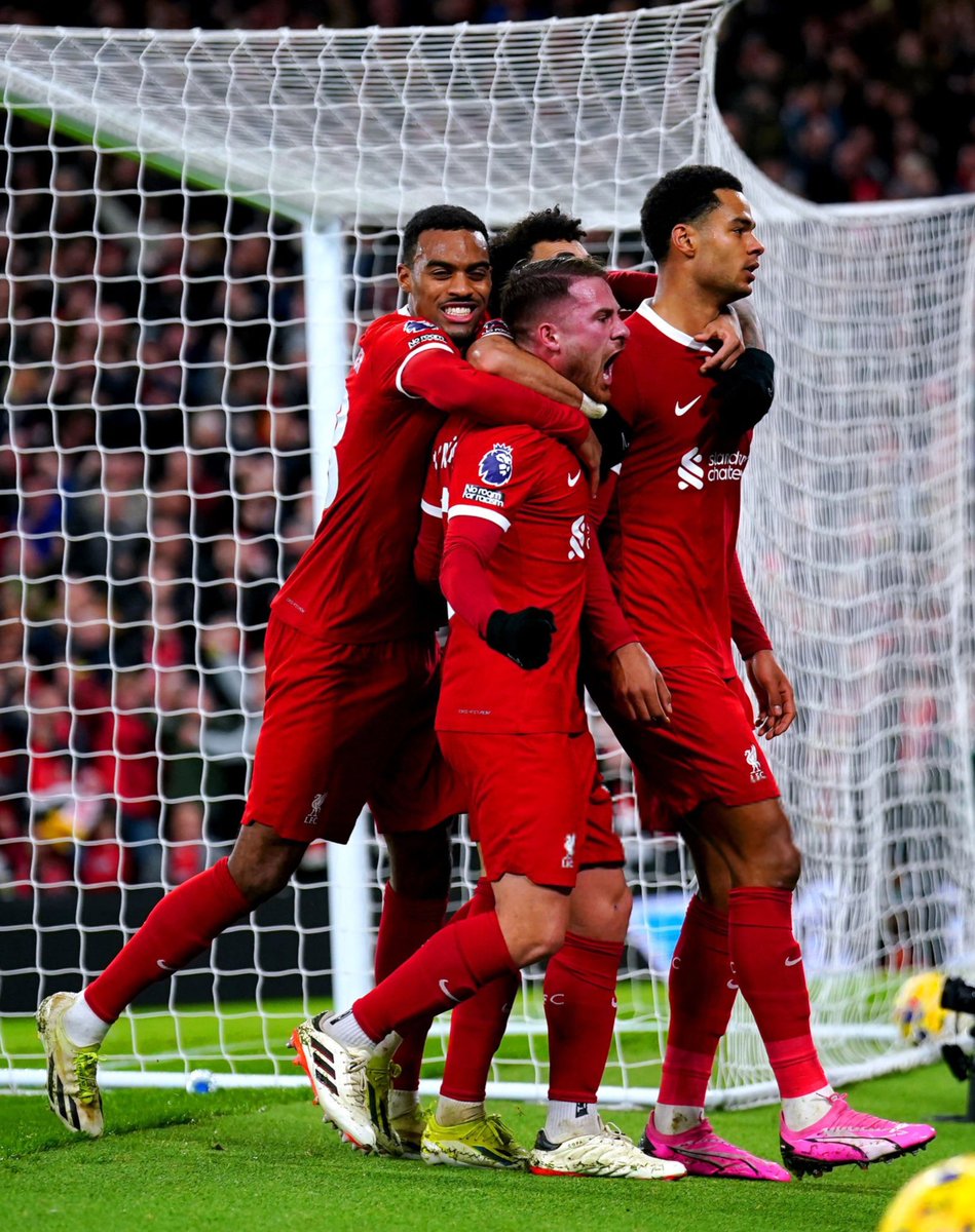 SamueILFC's tweet photo. I’m crying, look how red Mac Allister’s head is. 😭 https://t.co/ZaOWqZClPF