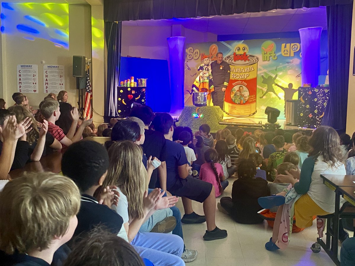 Speegleville's tweet photo. Thank you #SpeeglevillePTA for bringing #DennisLeeProductions and #NanaPuddin to our school again! The assembly was a fun way to end our Kindness Challenge! #MidwayISD #Speegleville #SPELearning https://t.co/JrVOyTpEFW