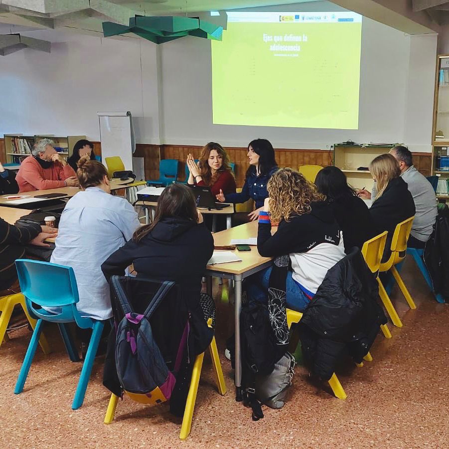 LauraFdezRgo's tweet image. 🤩 Damos inicio a la fase de formación del @fotoeduproyecto en centros de secundaria de Asturias con @sorayacalvoglz y C.Bayarri.
💬 Ha sido un placer conocer parte de los institutos participantes y a su profesorado.
📸 ¡Esto acaba de empezar! #FOTO_Edu