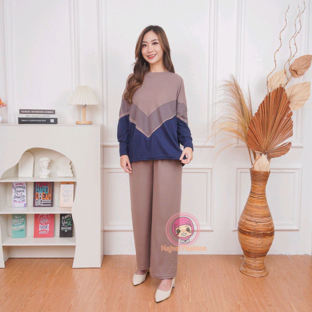 Ariyo_01's tweet photo. Cek NAJWA -  Set Galena Kerah V Stripe RIB Knit Premium - Setelan Wanita dengan harga Rp113.998. Dapatkan di Shopee sekarang! https://t.co/nyZyrLqrRK https://t.co/nWAcmWB0jf