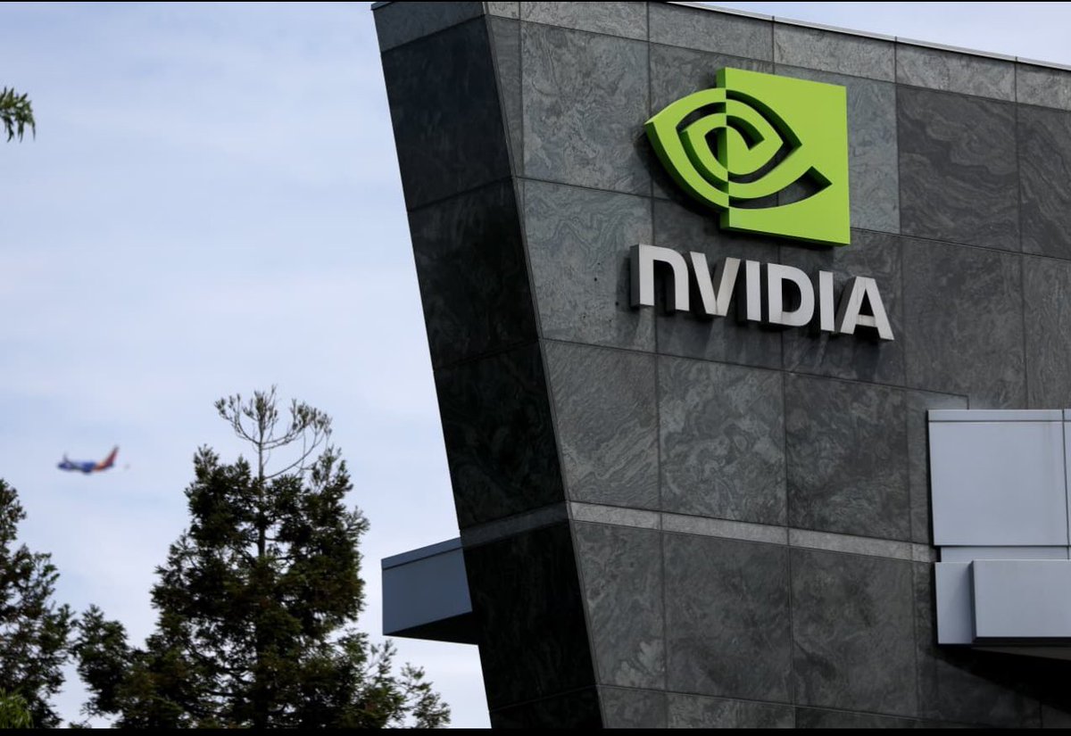 Nvidia informó el miércoles de una orientación mejor de lo esperado y resultados fiscales del cuarto trimestre, ya que un aumento de la demanda de chips liderado por la IA ayudó a aliviar el golpe de la prohibición de exportación de chips de EE. UU. a China