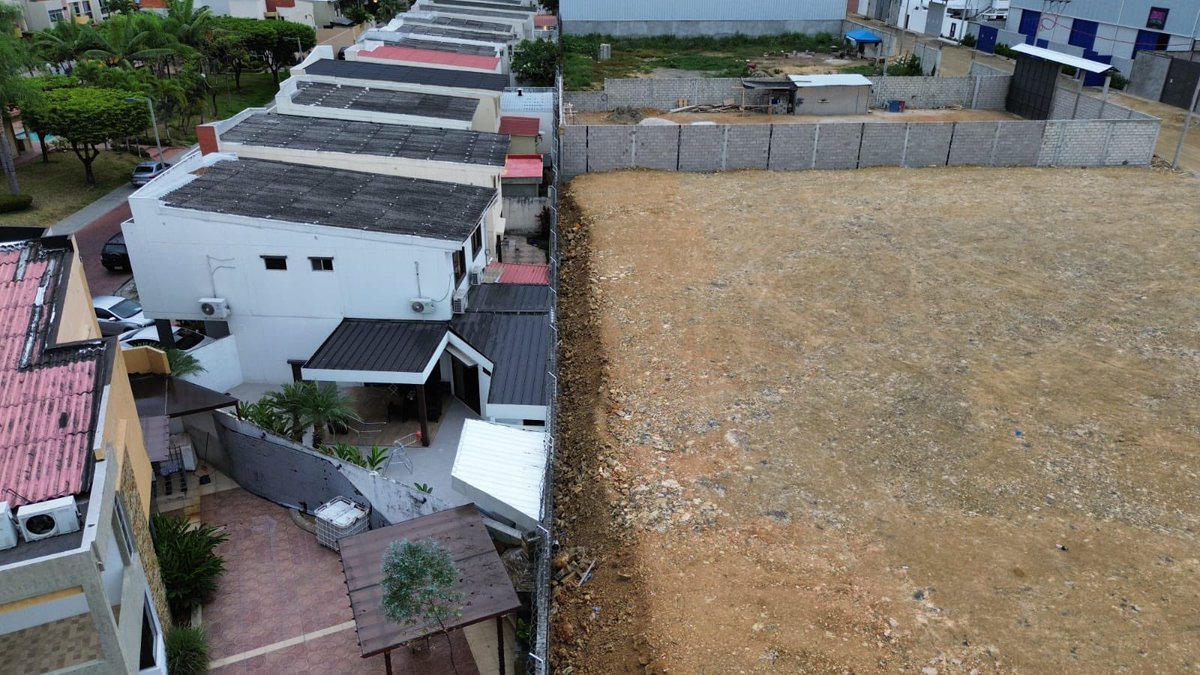 @AquilesDAH <a href="/alcaldiagye/">Muy Ilustre Municipalidad de Guayaquil</a> <a href="/GyeResponde/">Alcaldia Responde</a> Desde NOVIEMBRE hemos advertido a UDS que en un terreno aledaño a BeloHorizonte Km 11.5 <a href="/Vialacostagye/">Vía a la Costa</a> están realizando rellenos y construcciones anti técnicas que han afectado al muro divisorio y a casas cercanas. 1/