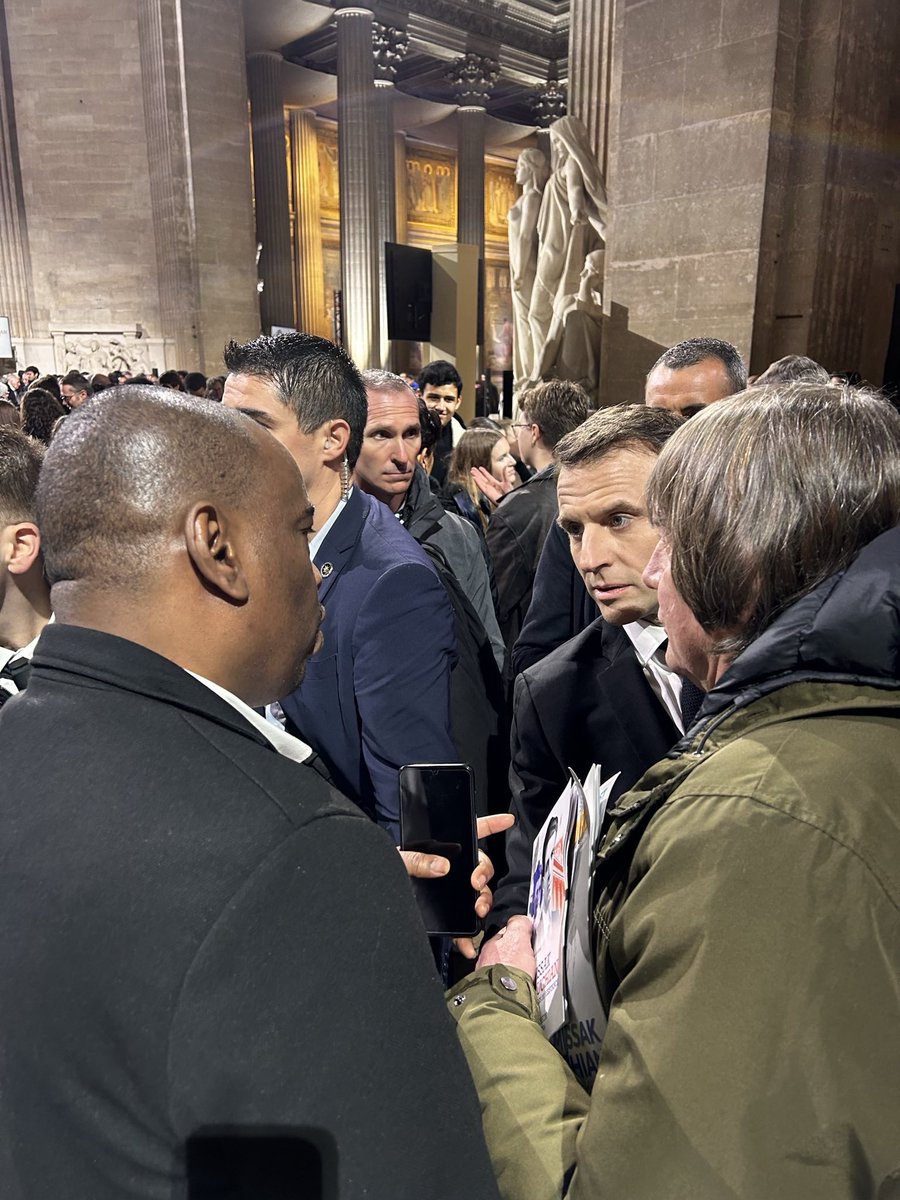 Nous étions à la pantheonisation de Missak et Mélinée #Manouchian avec Moktar Aliou Ka, un des 502 sans papiers en grève avec la #CGT depuis 4 mois pour obtenir leur régularisation. 

Ceux sont eux les MOI d’aujourd’hui. 

Ils vivent ici, ils bossent ici, ils restent ici !
