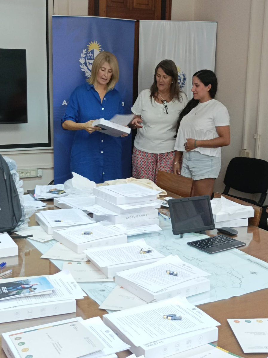 mfmaldonado_'s tweet photo. Gran jornada en Salto junto al equipo del @MGAPUruguay entregando dispositivos electrónicos.  

Más de 1600 mujeres del agro se inscribieron en "Formadas para Transformar". 

Seguimos cumpliendo. 

Conoce más:  https://t.co/46lDOpKGUz https://t.co/qFmQygRKNr