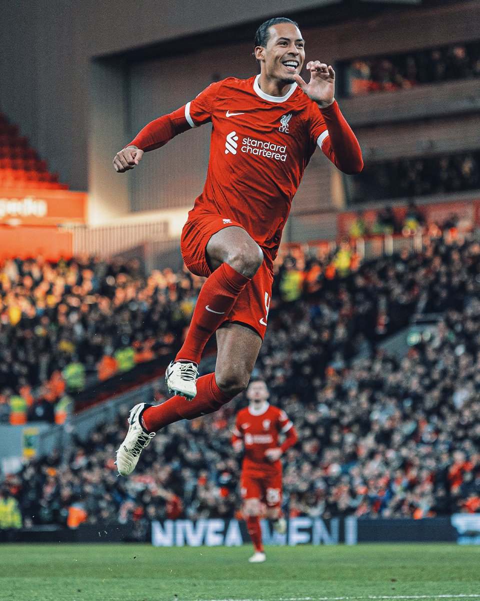 Squawka's tweet image. Virgil van Dijk has now played four consecutive Premier League games without losing a single aerial duel:

◉ 6/6 vs. Arsenal
◉ 6/6 vs. Burnley
◉ 2/2 vs. Brentford
◉ 7/7 vs. Luton Town

An absolute colossus. 🏔