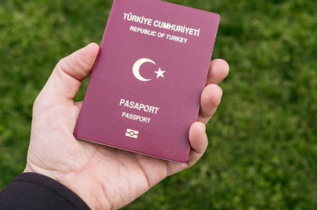 Son 10 yılda Türk pasaportuyla girilemeyecek ülkelerin sayısı 38’den 52’ye yükseldi. 

Böylece Türk pasaportu, dünyanın en çok değer kaybeden ikinci pasaportu oldu. (Sözcü)