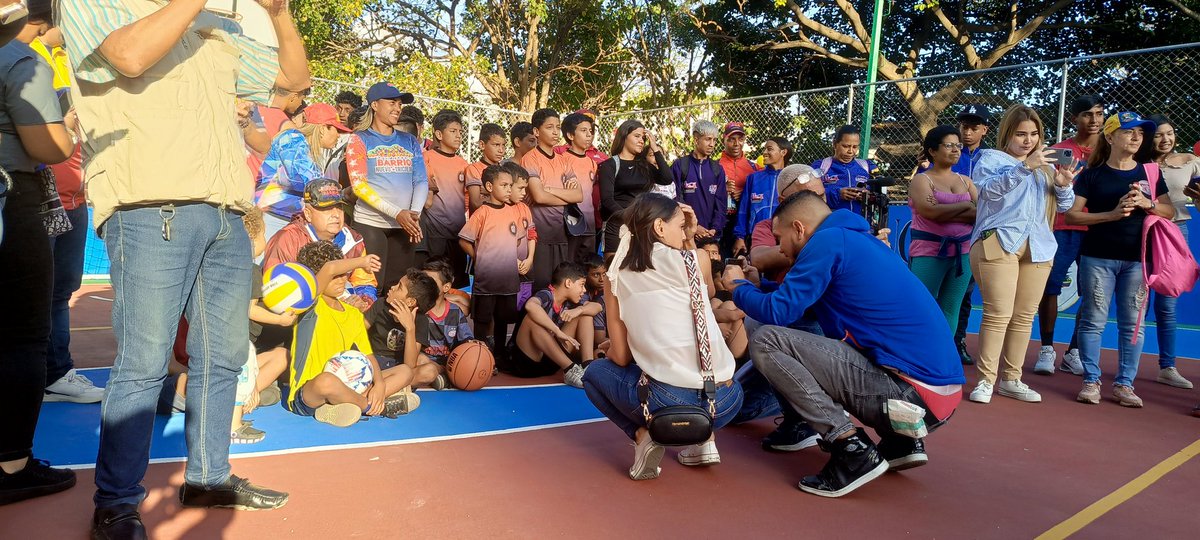 #Hoy desde la combativa parroquia del 23 de Enero la Gran Misión Barrio Nuevo Barrio Tricolor, entregó rehabilitada la Cancha Carlos López del sector Montepiedad, bloque 13. #UnidosSeConsolidaLaPatria @dcabellor @ConElMazoDando @GRaulparedes @gestionperfecta