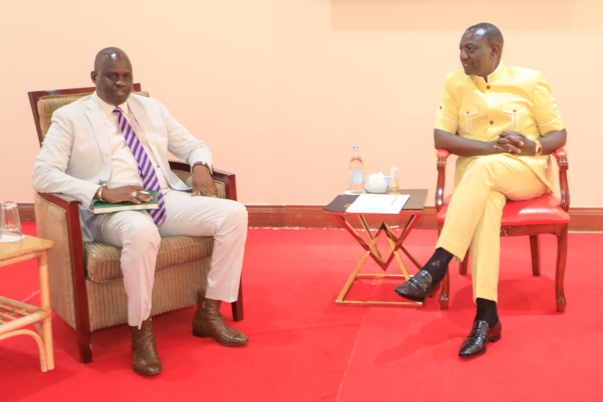 H.E. William Samoei Ruto Received a special message from President @GeneralNeva through Lt-General Silas Ntigurirwa. Present was Ambassador @EvelyneHabonim1. Also received a special message from President Salva Kiir, which was delivered by Special Envoy Albino Mathom AYuel Aboug.