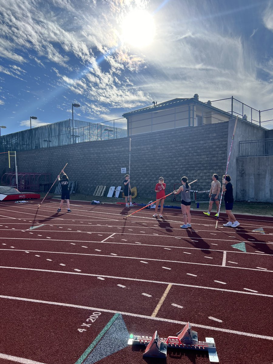 It’s a beautiful day for some pole vault <a href="/MaggieSteines/">Maggie Steines</a> getting the kids right‼️ <a href="/McKinneyBoydXC/">McKinney Boyd T & F</a>