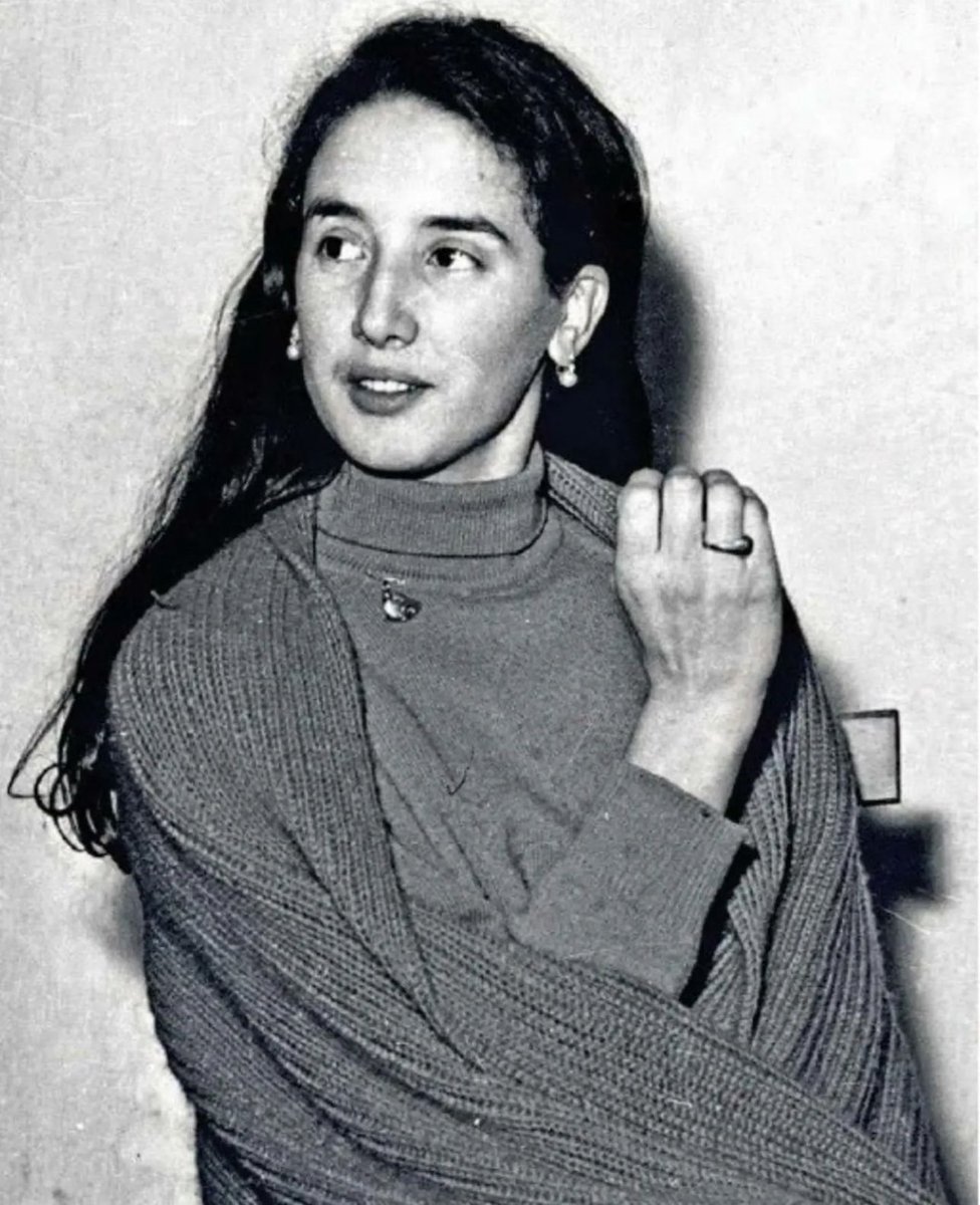 pepe_fgm's tweet photo. This is Franca Viola, an Italian woman who became famous in the 1960s for publicly refusing to accept the twisted tradition of marrying her rapist.

Instead, Viola fought against the law and was able to successfully prosecute her rapist. Her actions became a catalyst for the emancipation of women in post-war Italy and defied the traditional societal norms of southern Italy, in which a woman was deemed to have lost her honor if she did not marry the man who took her virginity.

At the time, the Italian law stipulated that rapists would not be punished if they married their victims. Article 544 of the Italian Criminal Code considered rape an offence against "public morality"
", not against an individual person. This was not repealed until 1981. Sexual violence only became a crime against the person (instead of against "public morality") in 1996.

In 1968, Franca Viola married her childhood sweetheart, Giuseppe Ruisi, an accountant. Despite death threats, Ruisi insisted on the marriage and even got a firearm license after getting the marriage license to protect himself and his wife. For their wedding, they received gifts from the Italian president and even got a private audience with the pope.
Viola and Ruisi went on to have three children (two sons and one daughter).

They still live together today in Alcamo, a town in Sicily, Italy.

As for the rapist, he was sentenced to 10 years in prison. He was released in 1976, but was killed two years later by the mafia.