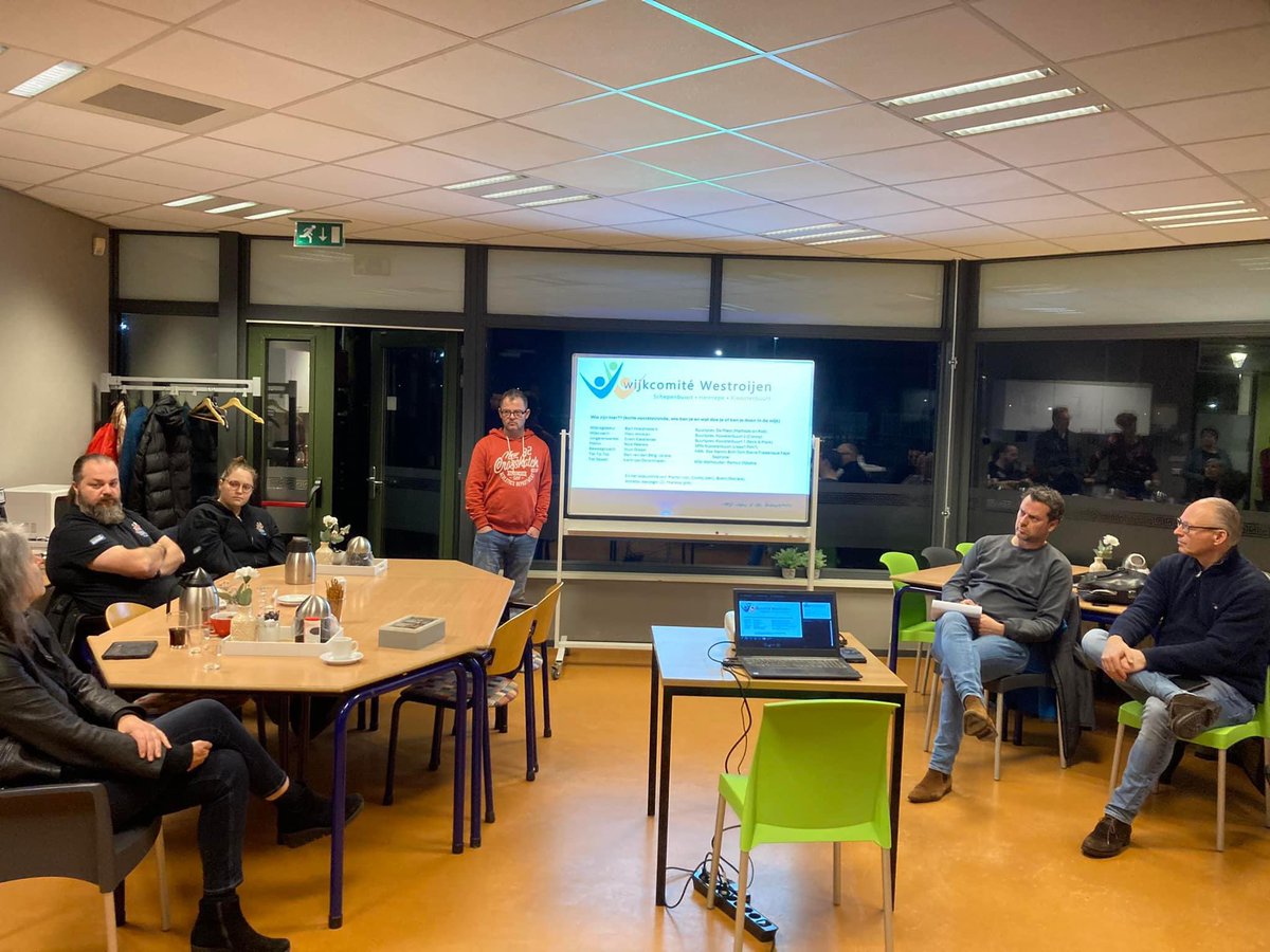 TielTipTop's tweet photo. Dinsdag 20-02 waren Janine en Bart aanwezig tijdens de netwerkbijeenkomst van Wijkcomité Westroijen. Namens Tiel Tip Top, onderzoeken we hoe we de samenwerking kunnen hervinden met inwoners en betrokken partijen in Tiel Noord. Samen maken we #TielTipTop

Foto: Marc Horsten https://t.co/idB92i4JYm