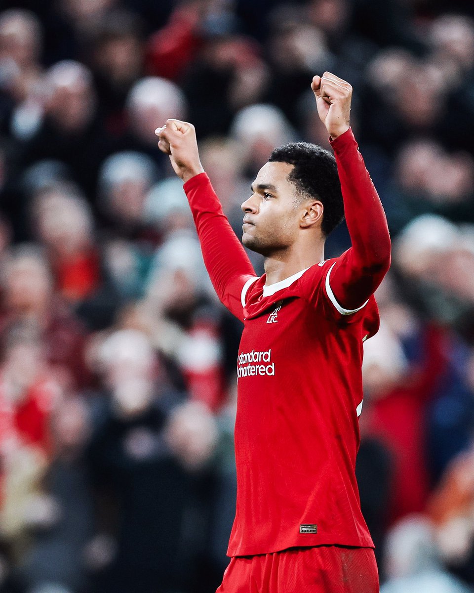 Chapzdon's tweet photo. Throw taken quickly!!!! Gakpo!!!!😉@LFC #LIVLUT https://t.co/JbY3jg9Pcd