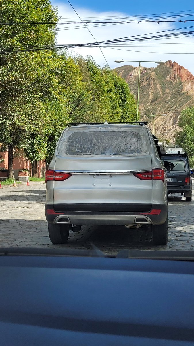 sopocachi_org's tweet photo. #Infractores. Conducir sin placa es de lo más normal en La Paz. Imagino que es una buena movida para evadir la Restricción Vehicular?... Para delinquir mejor? Porque tonto el que cumple las reglas?

¿Quién debería controlar esta "viveza criolla", la Alcaldía, el Tránsito, Jesús? https://t.co/ogGmVxly0r