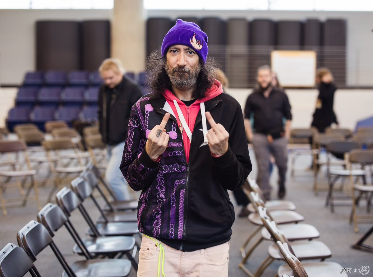 tussleXmania's tweet photo. Working ringside with incredibly talented individuals has its perks. 

I’m lucky to say that @ohsnapalliemac has become a close friend of mine and let me say her work is stunning. 

Thanks for this groovy pic of me being rebellious 🖕🖕

You rule Allie 💚

#RevolverWHAT https://t.co/SYdz5uTveI