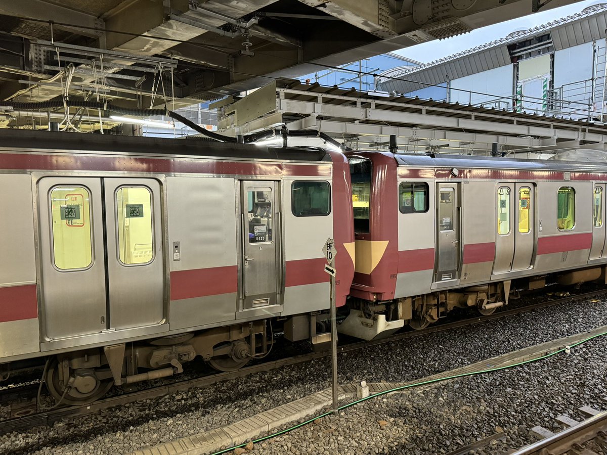 powerskyaccess's tweet photo. 品川駅にて
横須賀線は品川〜東京で運転見合わせ。品川〜新橋（東京トンネル）で壁が崩落したとのアナウンス。横須賀線は14番線を使用して折り返し運転。
そして10番線には赤電15両がいた。初めて見た。品川7:22発土浦行きで下る模様。 https://t.co/j13GDIB8vf