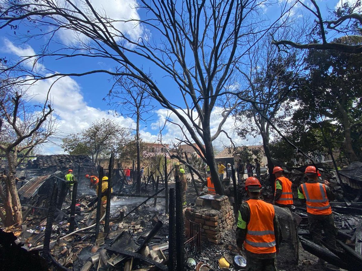 FFAAHN's tweet photo. #FFAA
El Ejército a través del Primer Batallón de #FFEE en coordinación con el Cuerpo de Bomberos de Talanga, Francisco Morazán, participaron en la extinción de un incendio estructural, en la cual solamente se reportaron daños materiales. https://t.co/0cOeiyVQ3j