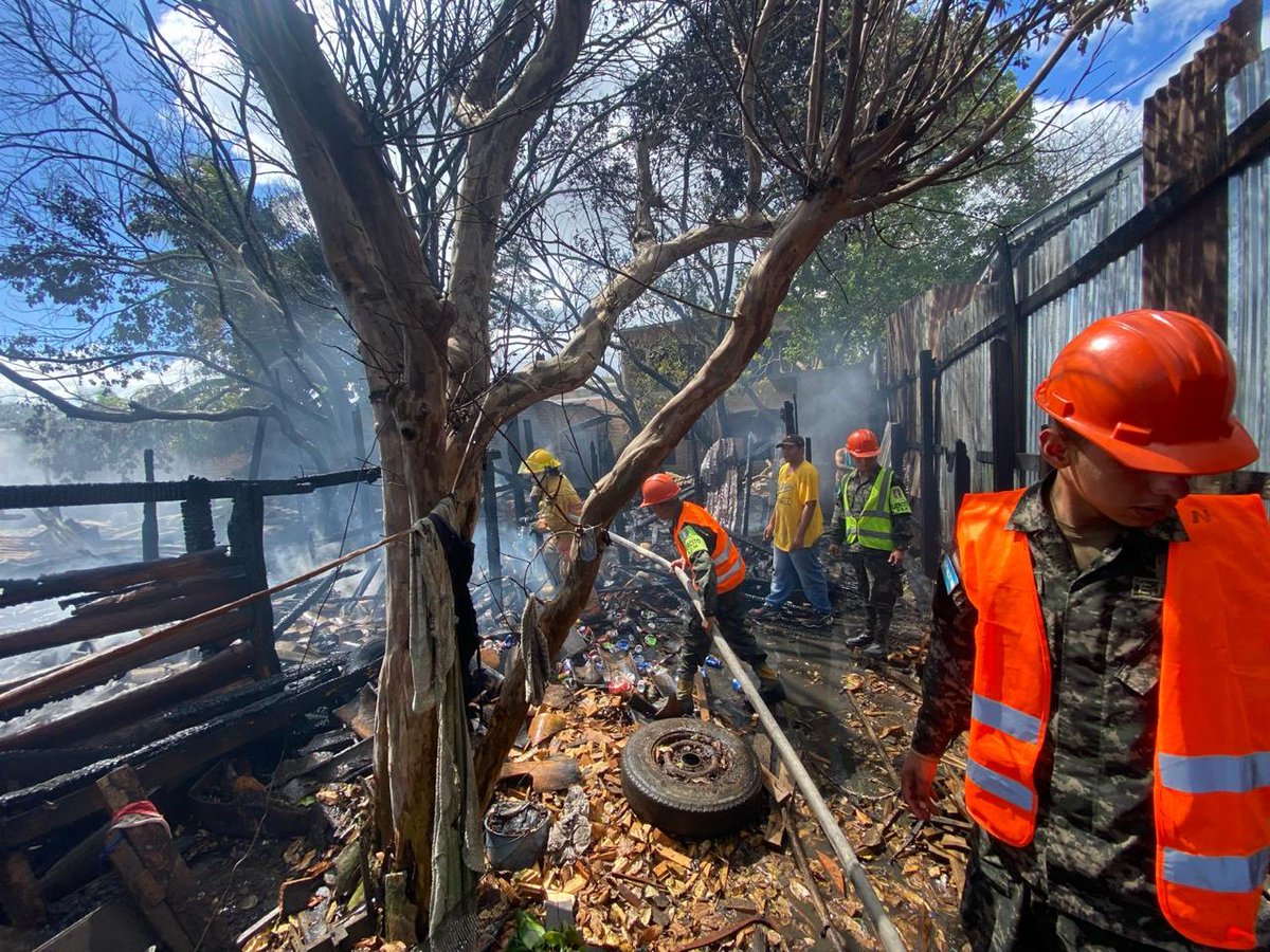FFAAHN's tweet photo. #FFAA
El Ejército a través del Primer Batallón de #FFEE en coordinación con el Cuerpo de Bomberos de Talanga, Francisco Morazán, participaron en la extinción de un incendio estructural, en la cual solamente se reportaron daños materiales. https://t.co/0cOeiyVQ3j