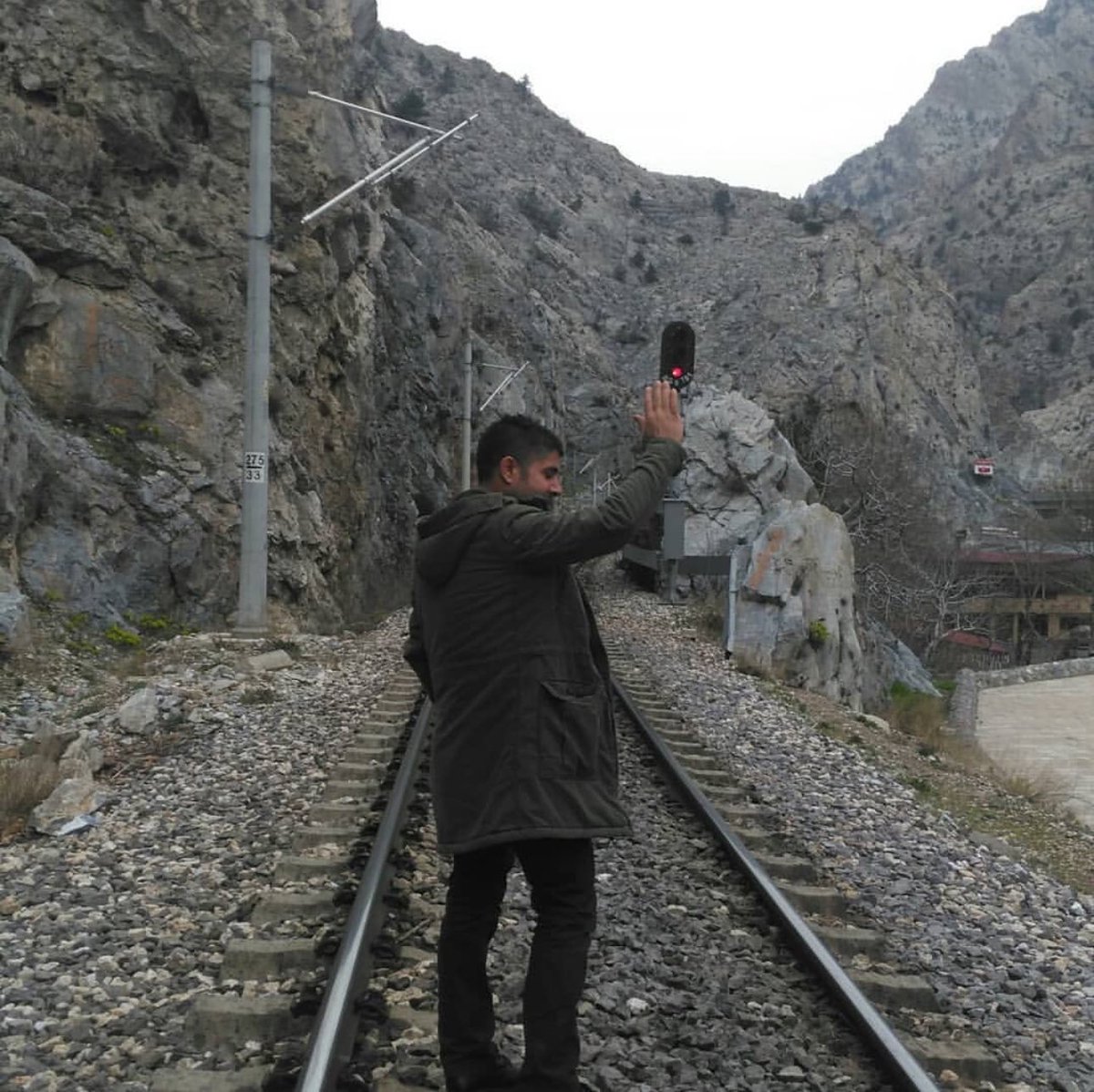 Sen yürümek istersin, bazen koşullar, bazen imkanlar, bazen karanlık, bazen aydınlık çok önemli değil. Bakmışsın ki küçük bir uyarı işareti…
Allah tüm kalbi güzel insanların yolunu bahtını açık etsin. Yol bazen yarendir…