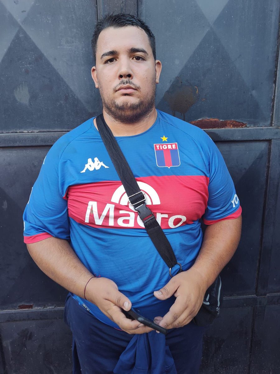 HernanSisto's tweet photo. Fue detenido el plateista de Tigre que arrojó la botella contra el Jugador de Chacarita.

El nombre del agresor es Axel Ivan Genes https://t.co/y2pChhpym5
