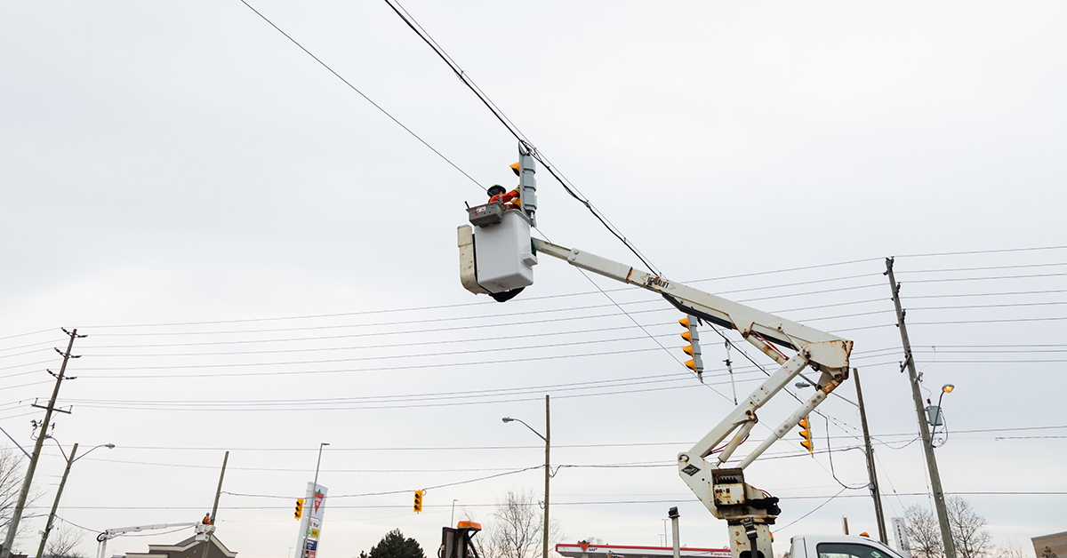 YorkRegionGovt's tweet photo. Shoppers in the @TownofNewmarket have better access to the Canadian Tire and Yonge-Kingston Centre. Today, crews installed a new traffic signal at the plaza entrances. This work is part of Yonge Street improvements, Davis Drive to Green Lane. https://t.co/lu1iHLqLsN #MoveYR https://t.co/SHSebhWxYL