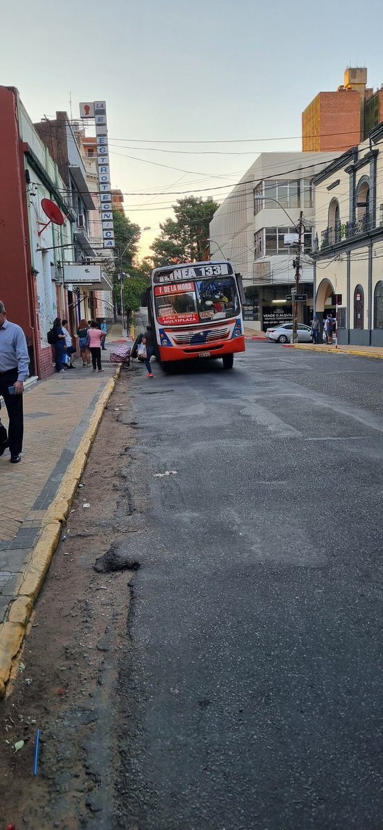 AyalaLayala32's tweet photo. @ABCDigital @oscar_marandu colectivo chatarra en su máxima expresión Haedo entre Chile y Nuestra Sra. https://t.co/bE4gddTqgw