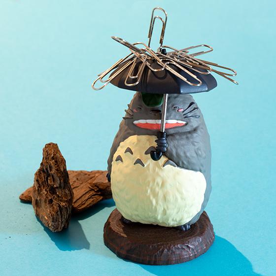 Totoro is here to guard you from a downpour of paper clips! 🖇️☂️🖇️ 

GET: got.cr/totoropapercli…