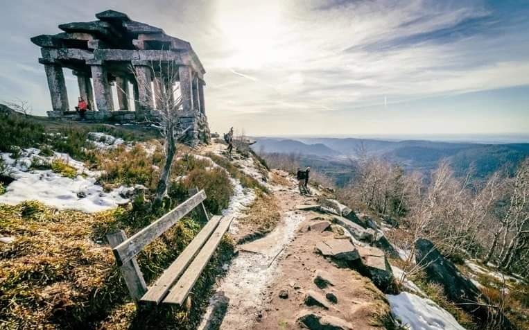 dlang57500's tweet photo. La Montagne du #Donon
Le cadre grandiose et mythique du Donon, empreint de légendes, lieu sacré &amp; bénéfique, se trouve dans les #Vosges
Riche d'1 histoire humaine plusieurs fois millénaire, c'est sous Napoléon III, qu'un faux  temple antique vient couronner le sommet https://t.co/zLYSzYimEg