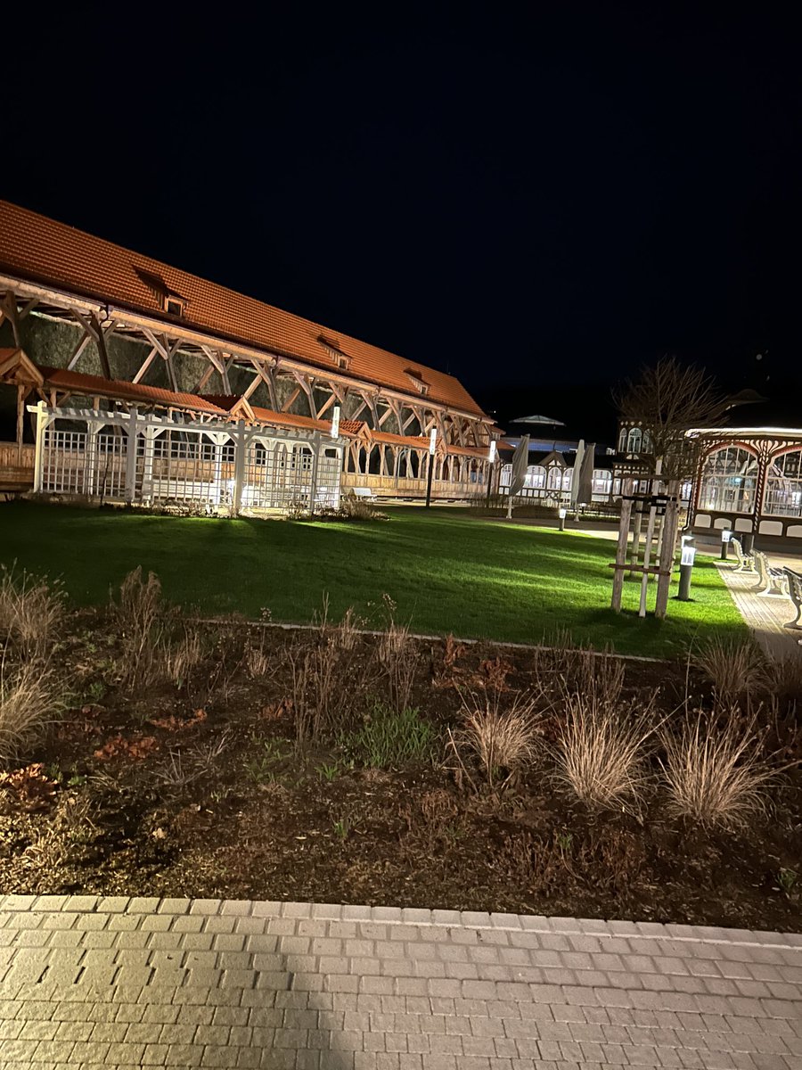 MiHaWe's tweet photo. Wenn man sieht, was Menschen schaffen, wenn sie an einem Strang ziehen, muss die Frage gestattet sein, mit welchem Ziel auf d. anderen Seite des Gebäudes sog. “Montagsmarschierer” Hass und Hetze verbreiten #ThüringenBleibtAnders #ThüringenPlaceTopBe #Gradierwerk #BadSalzungen🇩🇪🇪🇺 https://t.co/Z8QdHHiPCi