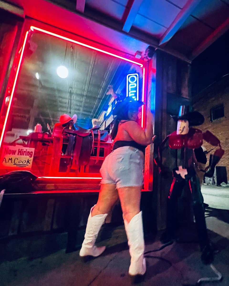 hellofer11's tweet photo. Save a horse ride a cowboy 🤠 🐴
#forthworthtx #latepost https://t.co/N8xOBi3C09