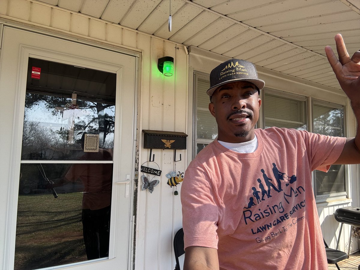 iamrodneysmith's tweet photo. I had the pleasure of mowing Ms. Cases lawn. She wasn’t at home , but when she returns , she will return to a freshly mowed lawn . Making a difference one lawn at a time . https://t.co/AvmNqI7e1Z