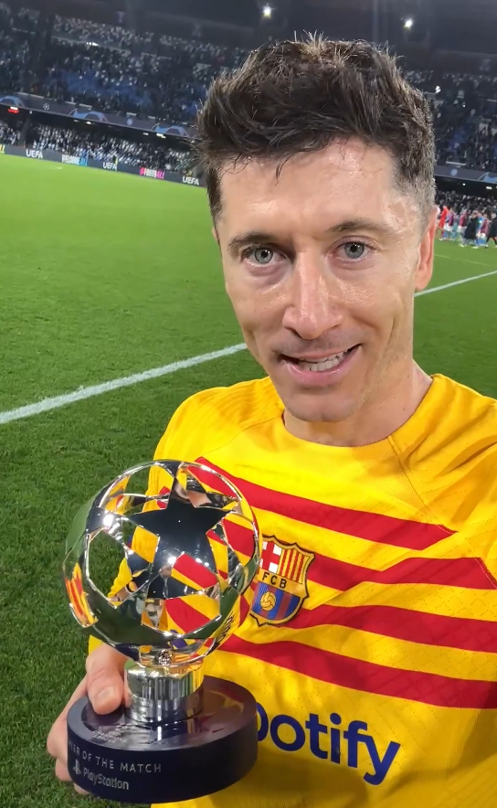 UEFAcom_de's tweet photo. 🏆Congrats, @lewy_official!🙌🤩🎉
#UCL | #NapoliBarça | #NAPFCB https://t.co/mtbYK2Leab