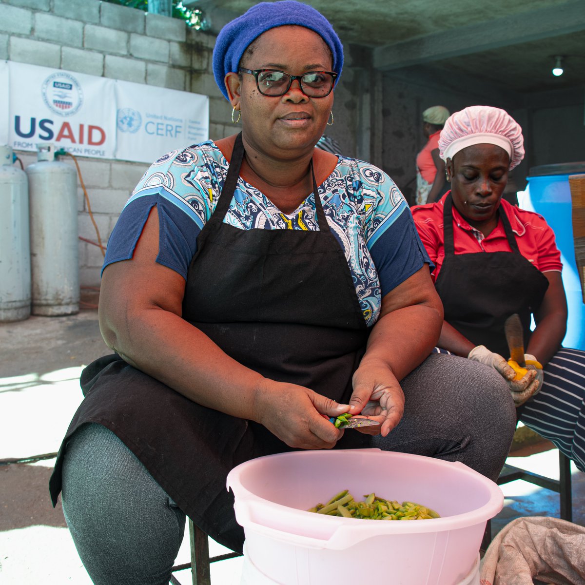 WFP_Haiti's tweet photo. La violence fait des ravages en #Haiti

+ de 310 000 personnes déplacées dont 10 000 depuis début février. 

@WFP &amp; @capachaiti ont mis en place des cuisines centrales pour la préparation de plats, livrés à 3 200 déplacés de La Saline. 🙏 @UNCERF @USAIDSavesLives https://t.co/iCIsXTk9vv