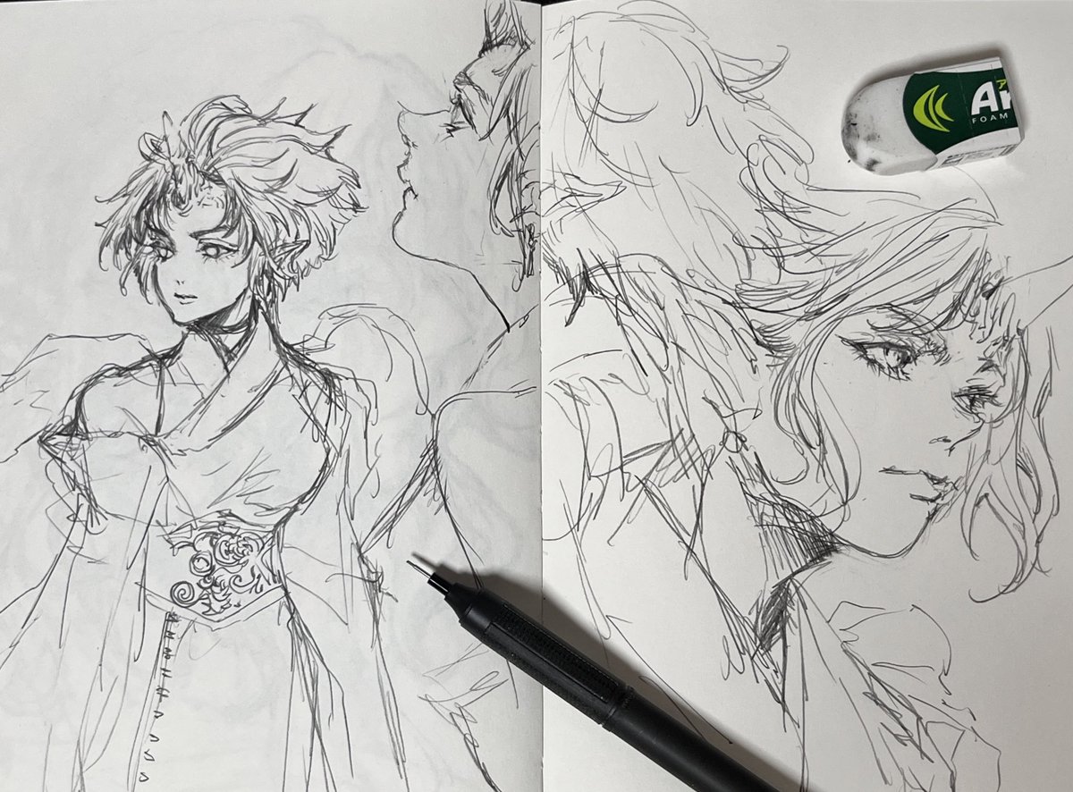 息抜きに落書きしてて
この真ん中の横顔なのだけれど真横ではなく後ろ寄りから見た時の横顔
この角度今まで一度も描いた事がなくて何故かふと思い立って描いたらめっちゃ楽しかったの!!
やばい〜〜!🥰✨✨