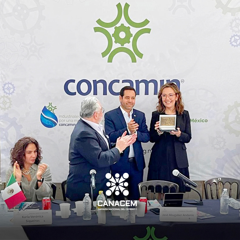 Canacem_Mx's tweet photo. #CANACEMInforma >>>
Hace unas semanas la @CONCAMIN y su presidente @abugaberjose, entregaron a nuestra Presidenta Ejecutiva y Directora General, @Yswierzynski, un reconocimiento por el #CANACEM75Aniversario.
#OrgulloCANACEM #TodosSomosMéxico https://t.co/jaOAeGeY17