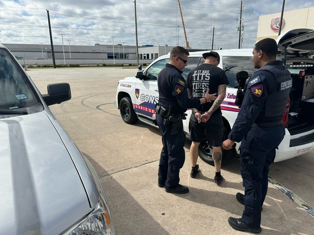 HAPPENING NOW: SUCCESSFUL WARRANT SERVICE!

Constable Mark Herman's Office Special Operations responded to the 2500 block of Gwenfair Drive to execute a Felony Warrant for Vehicle Theft on a wanted male.

Suspect in custody. Great work SOU!!