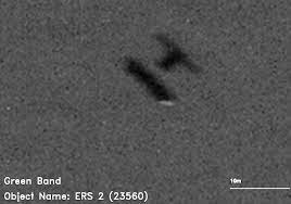 El satélite, a punto de estrellarse contra la tierra, aún está a 100 km de altura, ahora mismo sobrevolando la región antártica rumbo a América del Sur. Podéis seguirlo en nuestra web. 
Velocidad: 7.84 km/s
Peso: 2.2 Toneladas
planetaincognito.es/2024/02/21/en-…