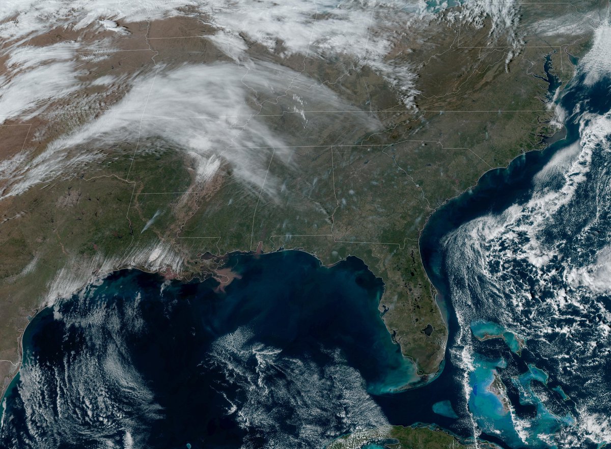 Se pueden ver claramente en las imágenes de satélite numerosos incendios en el sur de los Estados Unidos, muchos de ellos responden a quemas intencionadas.