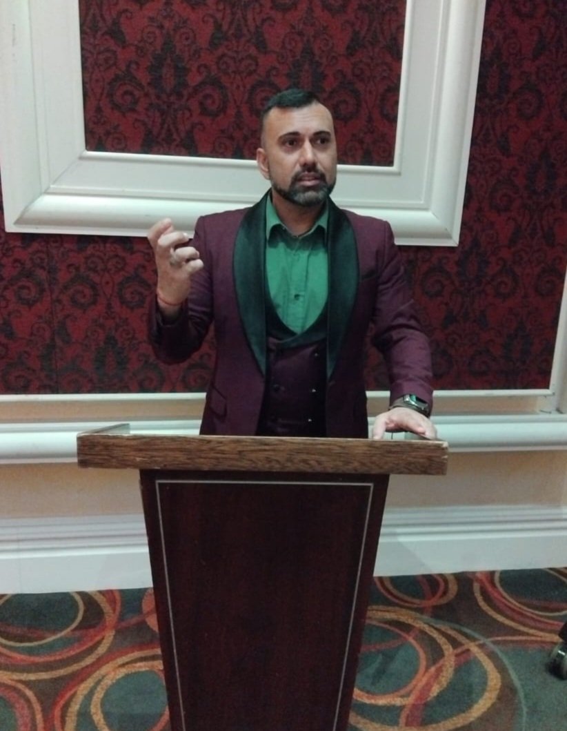 Being prepared to improvise for a quick talk looks something like this. 

Them: 'There's a podium. Say a few words?'
Me: 'Sure. What's the topic and how long have I got?'

#sunilosman #motivation #sunnymotiv #experience #speaker #author #reikimaster #lovewhatido