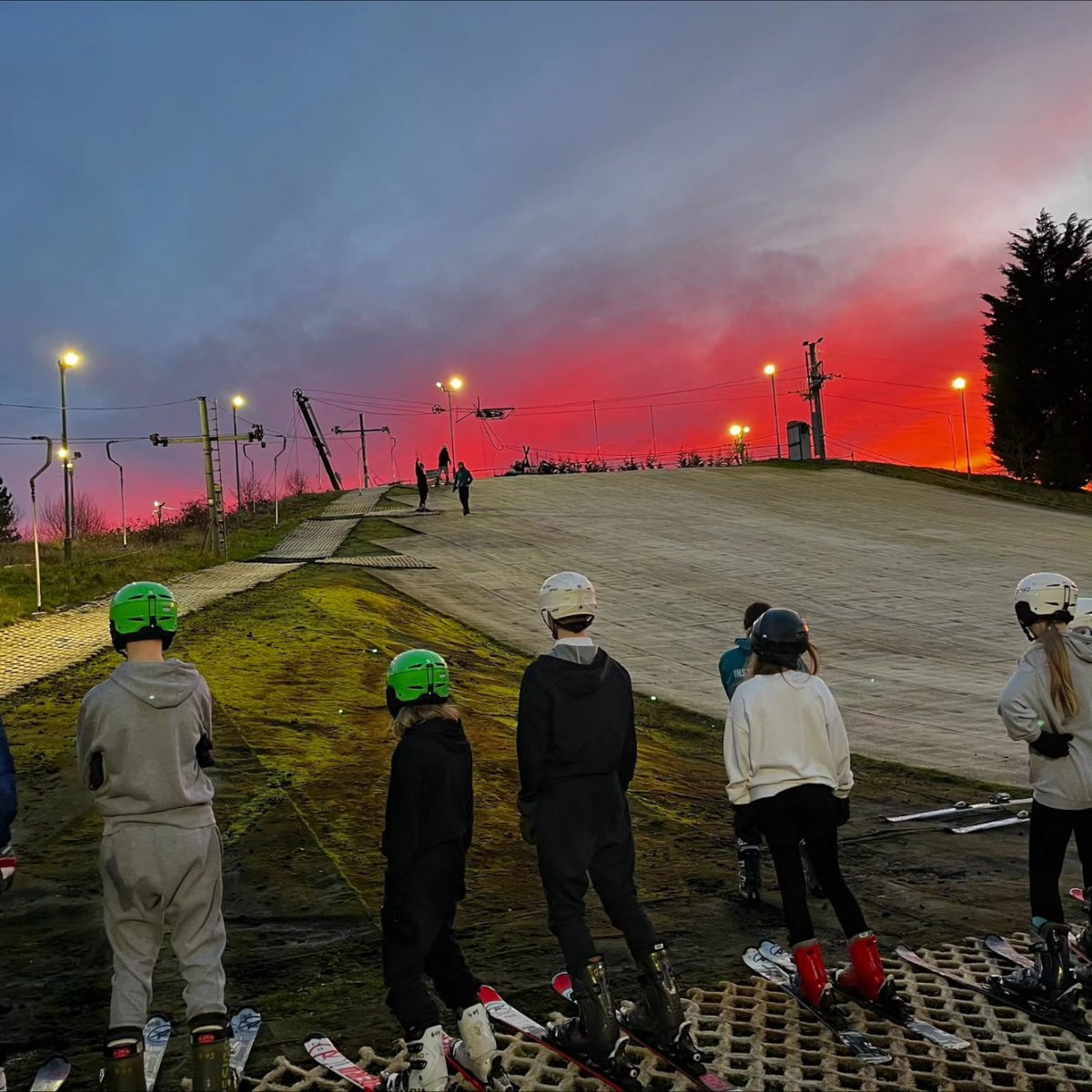 🎿 Kicking off our ski lessons at Swadlincote with breathtaking sunset views! 🌄 All our students made fantastic progress today. Excitement is building for our upcoming Easter trip to Italy! 🇮🇹 #SkiingAdventures #SwadlincoteSlopes #EasterInItaly