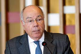 ocafezinho's tweet photo. 🇧🇷 MAURO VIEIRA PERDE A PACIÊNCIA COM MINISTRO FASCISTA DE ISRAEL E DIVULGA UMA RESPOSTA ANTOLÓGICA!

DIVULGUEM!

Ontem, o Ministro das Relações Exteriores, Mauro Vieira, proferiu uma resposta duríssima, porém necessária, às condutas reprováveis perpetradas pelo governo de extrema-direita israelense. Este último empregou desinformação e agressões verbais contra o Brasil, numa tentativa de mascarar o trágico massacre ocorrendo em Gaza. A seguir, encontra-se a assertiva declaração do Ministro, cuja leitura é altamente recomendada:

“As manifestações do titular da chancelaria do governo Netanyahu, de ontem e de hoje, são inaceitáveis na forma, e mentirosas no conteúdo.

Uma Chancelaria dirigir-se dessa forma a um Chefe de Estado, de um país amigo, o presidente Lula, é algo insólito e revoltante. Uma Chancelaria recorrer sistematicamente à distorção de declarações e a mentiras é ofensivo e grave. É uma vergonhosa página da história da diplomacia de Israel, com recurso a linguagem chula e irresponsável.

Estou seguro de que a atitude do governo Netanyahu e sua antidiplomacia não refletem o sentimento da sua população. O povo israelense não merece essa desonestidade, que não está à altura da história de luta e de coragem do povo judeu. Em mais de 50 anos de carreira, nunca vi algo assim.

Nossa amizade com o povo israelense remonta à formação daquele Estado, e sobreviverá aos ataques do titular da chancelaria de Netanyahu.

O Ministro Israel Katz distorce posições do Brasil para tentar tirar proveito em política doméstica. Enquanto atacou o nosso país em público, no mesmo dia, na conversa privada com nosso embaixador em Tel Aviv afirmou ter grande respeito pelos brasileiros e pelo Brasil, que definiu como a mais importante nação da América do Sul. Esse respeito não foi demonstrado nas suas manifestações públicas, pelo contrário.

Não é aceitável que uma autoridade governamental aja dessa forma.

Além de tentar semear divisões, busca aumentar sua visibilidade no Brasil para lançar uma cortina de fumaça que encubra o real problema do massacre em curso em Gaza, onde 30 mil civis palestinos já morreram, em sua maioria mulheres e crianças, e a população submetida a deslocamento forçado e a punição coletiva. Isso tem levado ao crescente isolamento internacional do governo Netanyahu, fato refletido nas deliberações em andamento na Corte Internacional de Justiça. É este isolamento que o titular da chancelaria israelense tenta esconder. Não entraremos nesse jogo. E não deixaremos de lutar pela proteção das vidas inocentes em risco. É disso que se trata. O embaixador de Israel em Brasília e o governo Netanyahu foram informados de que o Brasil reagirá com diplomacia, mas com toda a firmeza, a qualquer ataque que receber, agora e sempre.”