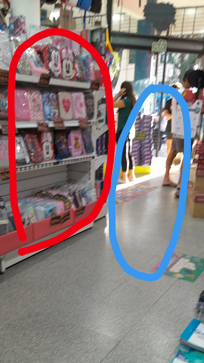 🔴 ubicación de las cartucheras 
🔵 ubicación de la clienta 
Pregunta de la clienta: donde están las cartucheras ??

Pensé q estaba atendiendo a Dora la exploradora