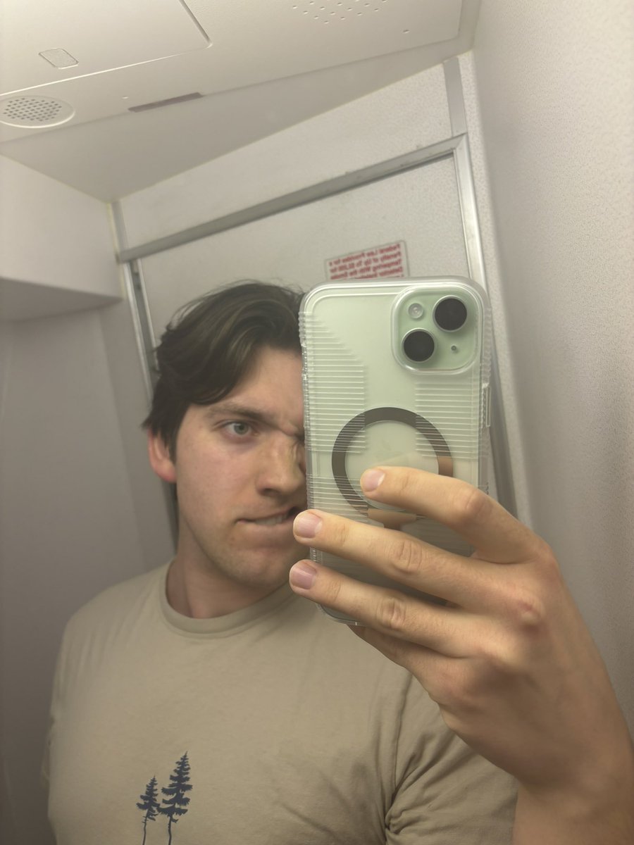 idc where I am I see a mirror i’m taking at least 40 photos of myself