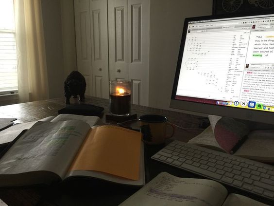pilatesgirly's tweet photo. i can't, i have to study https://t.co/xrCgqTV2Ru
