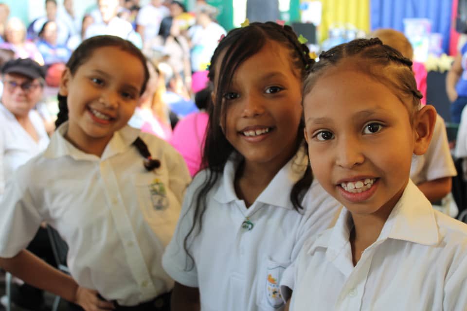 johanitakenpo's tweet photo. #21Feb Gracias al presidente @NicolasMaduro y a la ministra @_LaAvanzadora estamos iniciando la entrega de bolsos y uniformes escolares en la U.E.N. Turmero. Ver a nuestros niños y niñas con una sonrisa me alegra el alma y nos compromete a seguir pa’ lante #HumanidadDePazYUnión https://t.co/itp1Q5LOdq