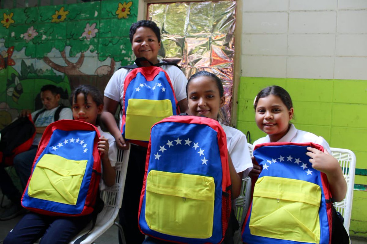johanitakenpo's tweet photo. #21Feb Gracias al presidente @NicolasMaduro y a la ministra @_LaAvanzadora estamos iniciando la entrega de bolsos y uniformes escolares en la U.E.N. Turmero. Ver a nuestros niños y niñas con una sonrisa me alegra el alma y nos compromete a seguir pa’ lante #HumanidadDePazYUnión https://t.co/itp1Q5LOdq