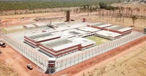 DESgoverno BOLSONARO contratou EMPRESA de ‘LARANJA’ para OBRA no PRESÍDIO de MOSSORÓ que teve FUGA do CV A Empresa tem faturamento anual de R$ 195 milhões, mas seu DONO, no papel, é um BENEFICIÁRIO do AUXÍLIO EMERGENCIAL que MORA na PERIFERIA de BRASÍLIA+