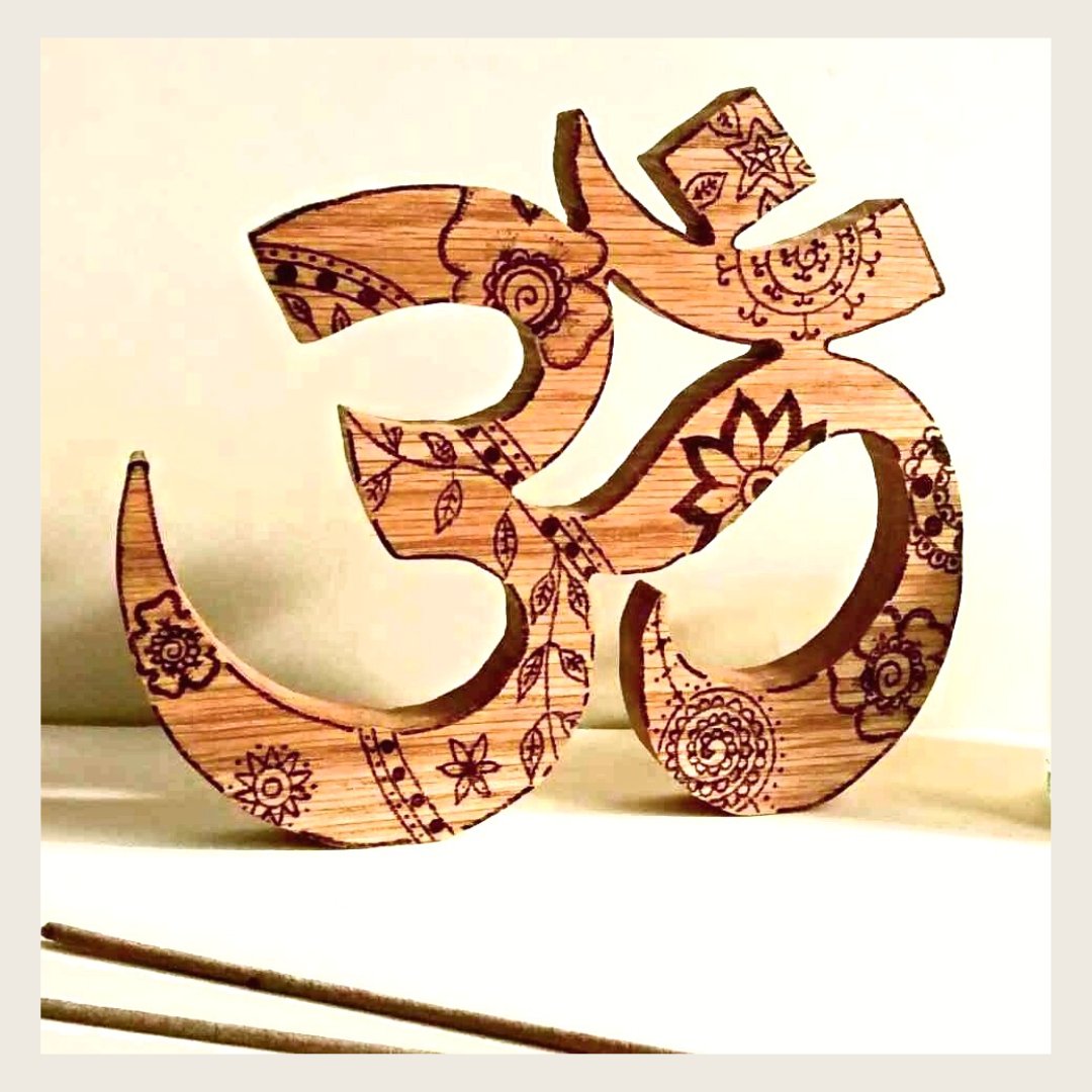 Happy #worldyogaday! This freestanding Aum ornament is hand cut from solid oak and hand burnt with my own design. Perfect for a spiritual home or Yoga studio 🙏 woodenyoulove.co.uk/product/handma… #MHHSBD #firsttmaster #yoga