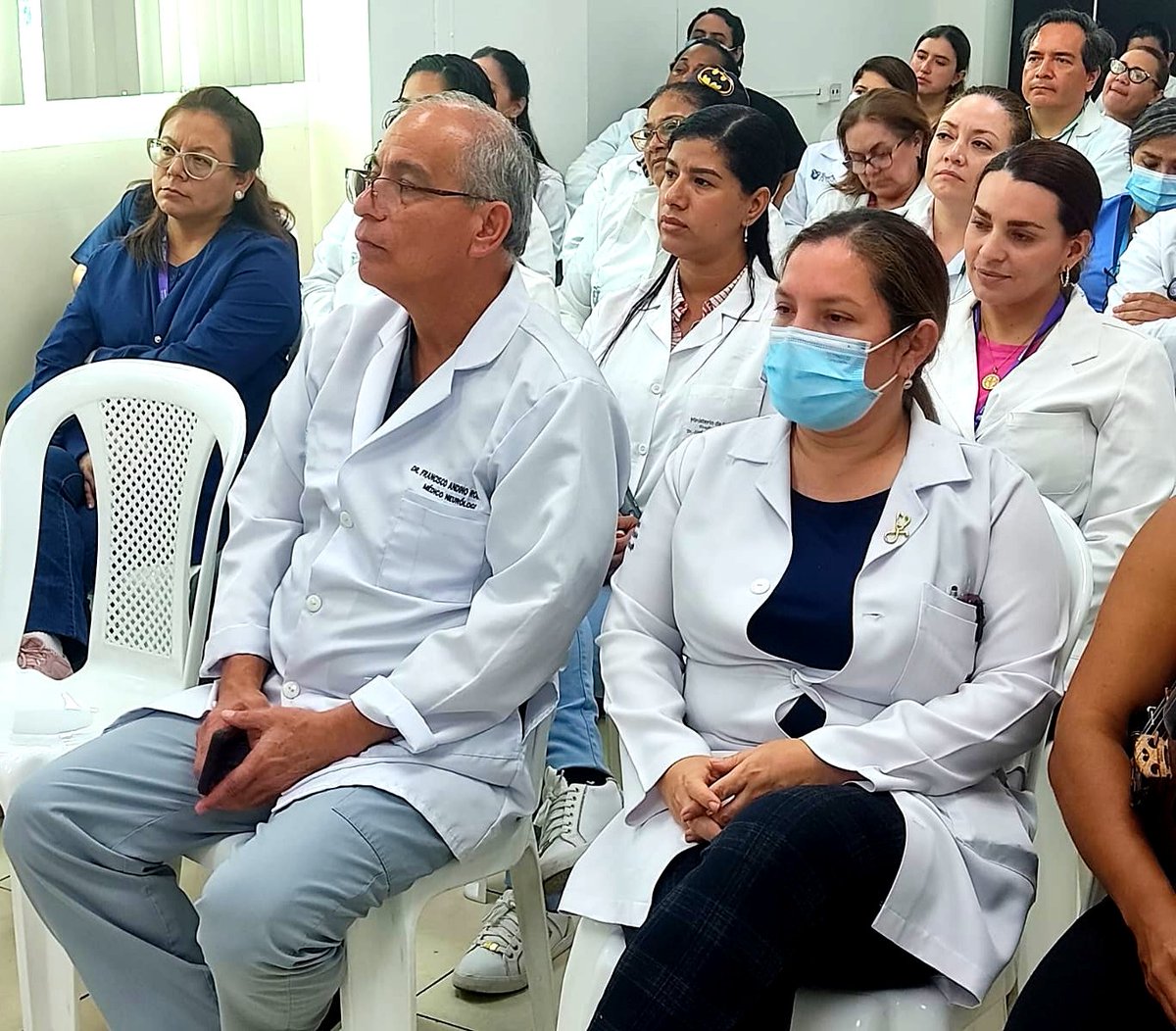 HInfectologia's tweet photo. #ElNuevoEcuador | No todos los héroes tienen superpoderes y usan capas. Algunos tienen horas sin dormir, años de estudio y una bata blanca 👨‍⚕️🧑‍⚕️

Con un cálido homenaje, autoridades @HInfectologia recordaron a nuestros médicos su día especial.

Feliz “Día del Médico Ecuatoriano⚕️” https://t.co/rGpKCB3VBf