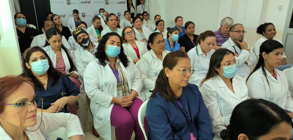 HInfectologia's tweet photo. #ElNuevoEcuador | No todos los héroes tienen superpoderes y usan capas. Algunos tienen horas sin dormir, años de estudio y una bata blanca 👨‍⚕️🧑‍⚕️

Con un cálido homenaje, autoridades @HInfectologia recordaron a nuestros médicos su día especial.

Feliz “Día del Médico Ecuatoriano⚕️” https://t.co/rGpKCB3VBf